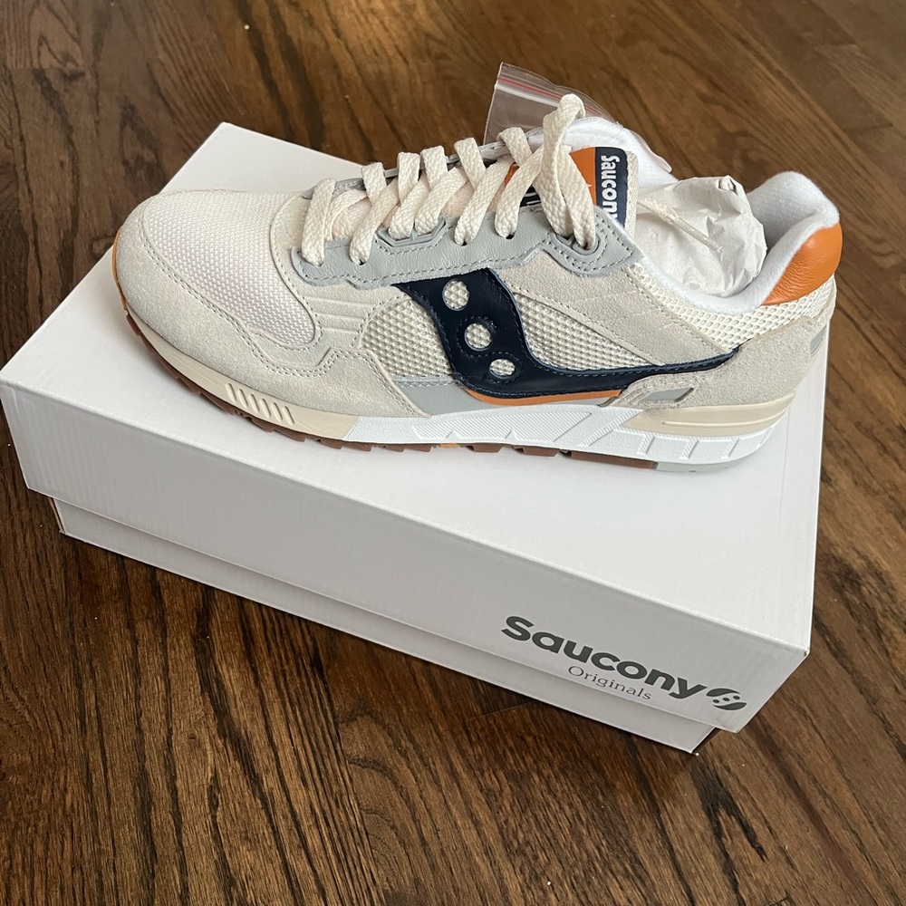 Saucony Men’s Size 10 Shadow 5000 sneakers. Never worn, perfect condition.